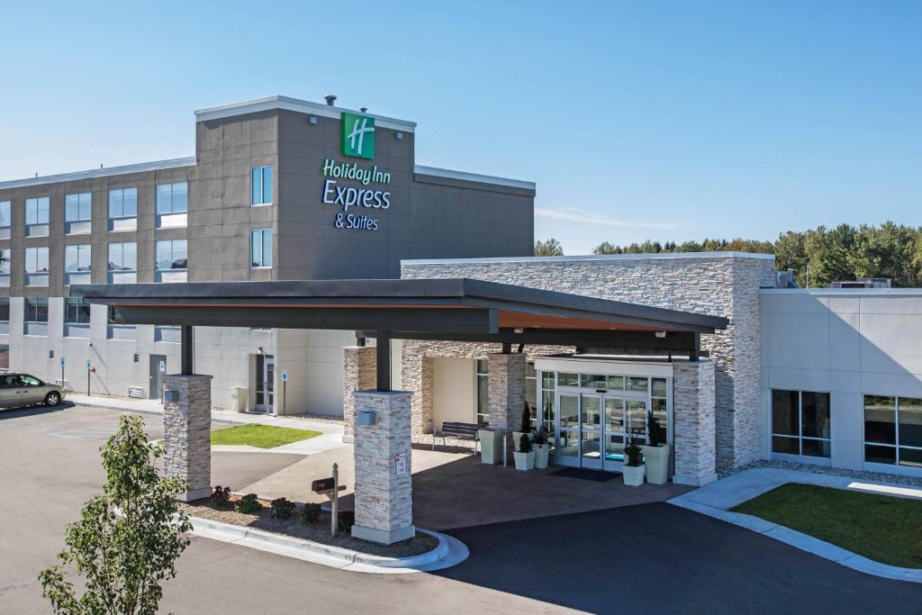 Holiday Inn Express & Suites Ludington